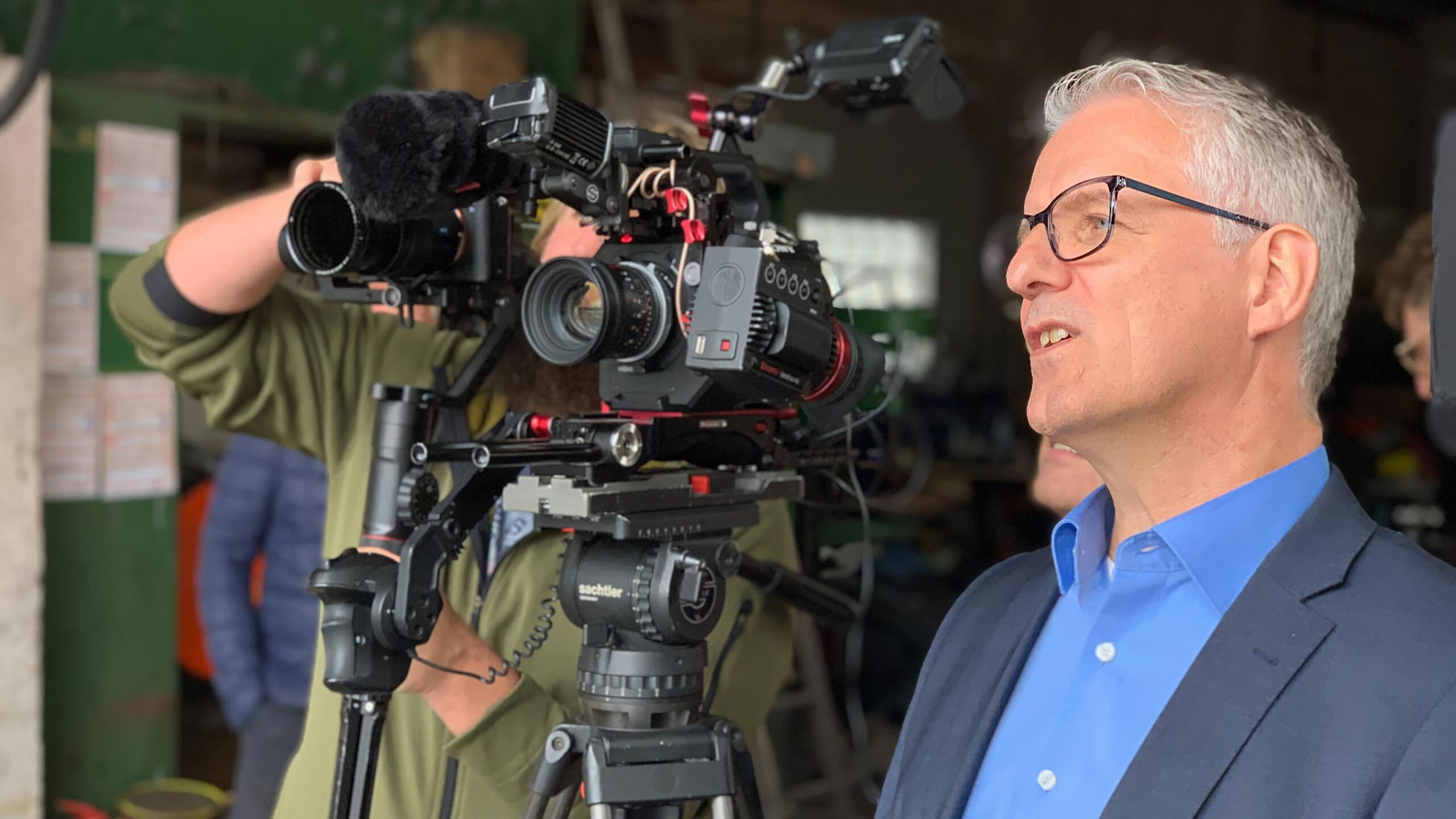martin-kerscher-bei-dreharbeiten-mit-kamera-team-für-einen-kunden-aus-der-versicherungsbranche martin-kerscher-bei-dreharbeiten-mit-kamera-team-für-einen-kunden-aus-der-versicherungsbranche
