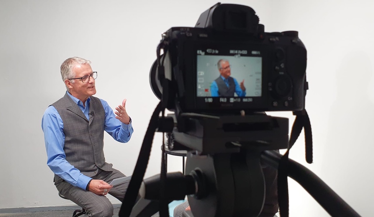 Der Weg zum Experten: Wie Sie Ihre Glaubwürdigkeit vor der Kamera stärken